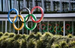 Les anneaux olympiques devant le siège du CIO le 17 mars à Lausanne