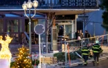 Des sauveteurs sont à l'oeuvre le 1er janvier 2026 à Crans-Montana, en Suisse, à l'entrée du bar "Le Constellation", ravagé par un incendie meurtrier durant la nuit du nouvel an