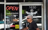 Un homme passe devant un restaurant ouvert de Los Angeles en Californie le 5 mai 2021