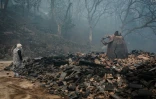 Un moine regarde une cloche de temple fissurée après que la plupart des bâtiments ont été réduits en cendres par un feu de forêt au temple Gounsa à Uiseong, en Corée du Sud, le 26 mars 2025