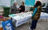 Un stand officiel de souvenirs liés à la visite du pape François en Corse, le 13 décembre 2024 à Ajaccio