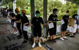 Des étudiants participent à une chaîne humaine pour demander notamment une enquête sur le comportement de la police et une amnistie pour les protestataires arrêtés, le 5 septembre 2019 à Hong Kong