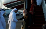 Un responsable qatari accueille les Britanniques Peter Reynolds et son épouse Barbie à leur arrivée à l'aéropot de Doha, après leur libération pour les autorités talibanes, le 19 septembre 2025