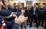 Le président du conseil exécutif corse Gilles Simeoni applaudi par les pompiers dans la cour de la caserne le 29 décembre 2015 à Ajaccio