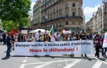 Des enseignants opposés aux réformes du ministre de l'Education Jean-Michel Blanquer manifestent le 17 juin 2019 rue du Bac à Paris