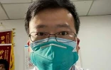 Le docteur Li Wenliang qui a révélé l'existence du nouveau coronavirus sur son lit d'hôpital à Wuhan, le 7 février 2020