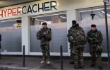 Des soldats montent la garde devant l'Hyper Cacher Ă Paris, le 5 janvier 2016