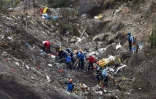 Des gendarmes et enquêteurs à l'oeuvre sur le site du crash de l'Airbus A320 de la compagnie Germanwings, le 26 mars 2015 dans les Alpes françaises 