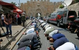 Les fidèles musulmans prient à l'extérieur des entrées du site de la mosquée Al-Aqsa, le 17 juillet 2017, pour protester contre l'installation de détecteurs de métaux