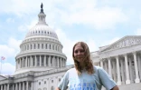 Eva Lighthiser pose devant le Capitole Ă Washington le 16 juillet 2025