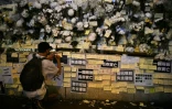 Des "post-it" rendent hommage aux protestataires blessés par la police, le 31 août 2019 à la station Prince Edouard de Hong Kong
