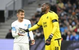 Le milieu de terrain marseillais Valentin Rongier et le gardien Steve Mandanda, lors du 8e de finale aller de la Ligue Europa Conférence contre Bâle, le 10 mars 2022 au Stade Vélodorome