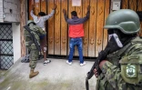 Des militaires procèdent à une fouille dans le quartier de Lucha de los Pobres, dans le sud de Quito, le 12 janvier 2024