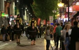 Des policiers Ă cheval patrouillent dans une rue de Liverpool, le 10 octobre 2020