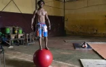 Le voltigeur et jongleur Mamadou Saliou Diallo s'entraîne au centre d'art acrobatique Fodéba Keïta, le 6 septembre 2025 à Conakry, en Guinée