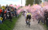 Le Slovène Tadej Pogacar et le Belge Wout van Aert lors de Paris-Roubaix le 12 avril 2026 