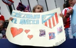 Une jeune fille brandit un "Griezmann je t'aime", lors du dernier match à domicile d'Antoine Griezmann avec l'Atlético Madrid, le 17 mai 2026