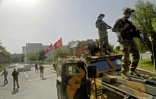 Des militaires tunisiens gardent les alentours du Parlement, à Tunis, le 26 juillet 2021