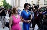 Sarah Ransome (à droite) et Elizabeth Stein, victimes de l'ex-mondaine britannique Ghislaine Maxwell et du financier américain décédé Jeffrey, arrivent le 28 juin 2022 au tribunal fédéral de Manhattan, à New York, pour le prononcé de la peine contre Mme Maxwell reconnue coupable fin 2021 de trafic sexuel de jeunes filles