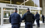 Des policiers se tiennent devant le tribunal pénal d'Evry, le 15 octobre 2019, avant le début du procès devant le tribunal de la jeunesse de 13 jeunes accusés d'avoir brûlé quatre policiers dans leur voiture avec des cocktails Molotov à Viry-Châtillon en 2016, à l'extérieur Paris.