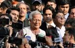 Le lauréat du prix Nobel de la paix Muhammad Yunus (C) sort du tribunal de Dacca, le 1er janvier 2024