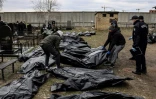 Des sacs mortuaires de civils tués à Boutcha, alignés dans un cimetière, le 5 avril 2022, au nord de Kiev, en Ukraine