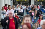Des touristes arrivent à l'aéroport de Palma de Majorque, le 1er juillet 2016