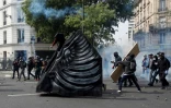 Les "black blocs", utilisent pour se protéger deux grands cygnes en carton-pâte, l'un noir, l'un blanc, montés sur des caddies de supermarché lors de la manifestation du 1er mai