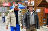 Semir Osmanagic (d), homme d'affaires et explorateur autoproclamé, fait le guide pour le tennisman Novak Djokovic, au parc archéologique "Ravne", près de Visoko, le 15 octobre 2020 en Bosnie