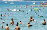 Des baigneurs profitent de la plage de Crikvenica en Croatie, le 13 août 2020