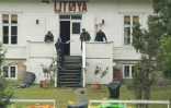 Les policiers poursuivent leurs recherches sur l'île d'Utoya en Norvège, le 25 juillet 2011
