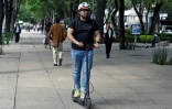 Un homme conduit une trottinette électrique dans le quartier Juarez à Mexico, le 2 juillet 2019