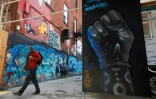 Une fresque murale représentant un poing ganté et levé à Graffiti Alley, le 11 juin 2020 à Toronto