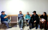 Damu Sherpa, à droite, l'épouse du guide népalais Dawa Sherpa, en compagnie de proches à l'hôpital de Katmandou au Népal le 4 juin 2026