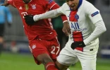 L'attaquant français du PSG, Kylian Mbappé, s'écroule après une faute du défenseur autrichien du Bayern Munich, David Alaba, lors du quart de finale aller de la Ligue des champions contre le Bayern Munich, le 7 avril 2021