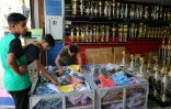 Photo prise le 18 juin 2018 de jeunes Irakiens devant un magasin à Bagdad pour acheter des maillots des équipes participant au Mondial 