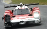La Glickenhaus n°708, pilotée par le Français Olivier Pla, endommagée après avoir heurté dès le premier virage la Toyota n°8, pilotée par le Suisse Sébastien Buemi, lors du départ de la 89e édition des 24 Heures du Mans, le 21 août 2021