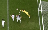 Hugo Lloris effectue un sauvetage spectaculaire lors du quart de finale du Mondial contre l'Uruguay à Nijni Novgorod, le 6 juillet 2018