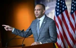 Le chef de la minorité démocrate à la Chambre américaine des représentants, Hakeem Jeffries, lors d'une conférence de presse au Capitole de Washington, le 4 novembre 2025