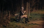 Une prostituée attend des clients dans le Bois de Boulogne le 2 mars 2012 à Paris