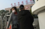 Une femme quitte le centre de traitement médical de Wuhan