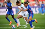 Ella Palis (à droite) essaye de prendre le ballon à l'Italienne Barbara Bonansea au premier tour de l'Euro le 10 juillet 2022 à Rotherham, en Angleterre