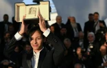 L'actrice française Nadia Melliti avec son prix d'interprétation féminine dans "La petite dernière", le 24 mai 2025 au festival de Cannes