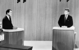 Le candidat républicain Richard Nixon (G) et le sénateur John F. Kennedy (D) lors d'un débat à Chicago, aux Etats-Unis, le 26 septembre 1960