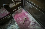 Un crucifix, le 11 décembre 2016, dans l'église Saint-Pierre et Saint-Paul, cible d'un attentat suicide, au Caire
