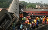 Des équipes de secours sur les lieux d'une collision entre trois trains près de Balasore, le 3 juin 2023 en Inde