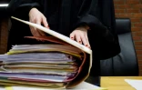 Une juge ouvre un dossier dans une salle d'audience du palais de justice de Bobigny, le 15 janvier 2024 en Seine-Saint-Denis