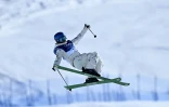 La Chinoise Eileen Gu durant la finale du ski half-pipe des JO-2026 le 22 février 2026 à Livigno