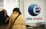 Une femme se renseigne le 27 avril 2016 auprès de Pôle emploi à Montpellier (France) 