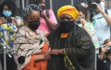 Thandi Tutu (D), fille de Desmond Tutu, au moment de l'arrivée du cerceuil de son père à la cathédrale Saint-Georges au Cap, le 30 décembre 2021